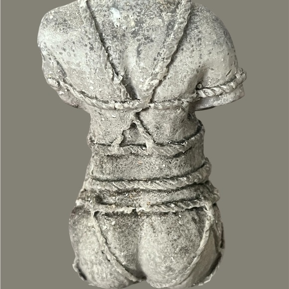 Gray “woman” candle 🕯️ FIRM PRICE, FIRST COME FIRST SERVE NO OFFERS🗣️ - Picture 4 of 8